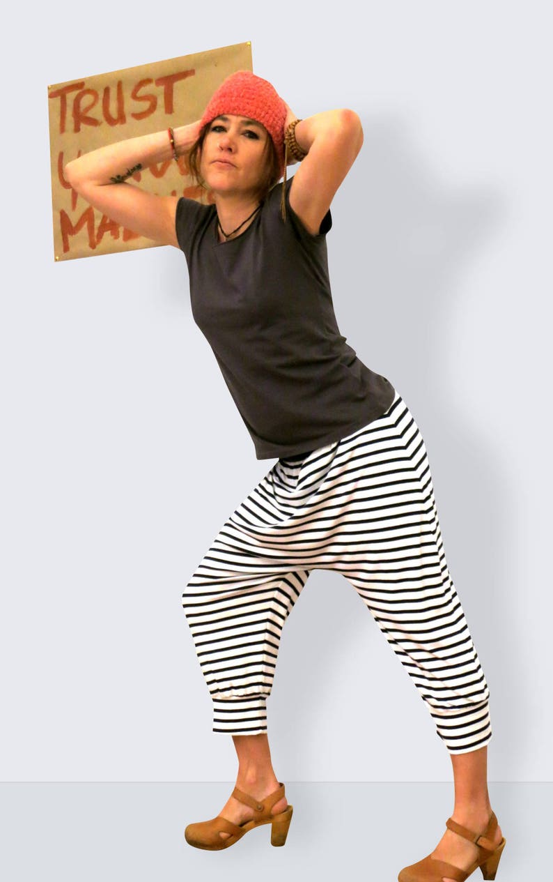 Pantalon Capri rayé noir et blanc en jersey, pantalon rayé, pantalon à rayures, pantalon 3/4, pantalon de yoga, pantalon d'été image 4