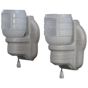 Puede incluir: Par de apliques de pared de cerámica blanca con pantallas de vidrio esmerilado e interruptores de cadena. Cada aplique tiene una base rectangular con un diseño decorativo.
