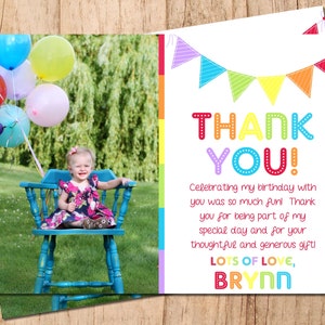 Cartão de agradecimentos do aniversário da foto da estamenha do arco-íris. Nota de agradecimento para impressão. Arquivo JPEG ou PDF. Personalizado