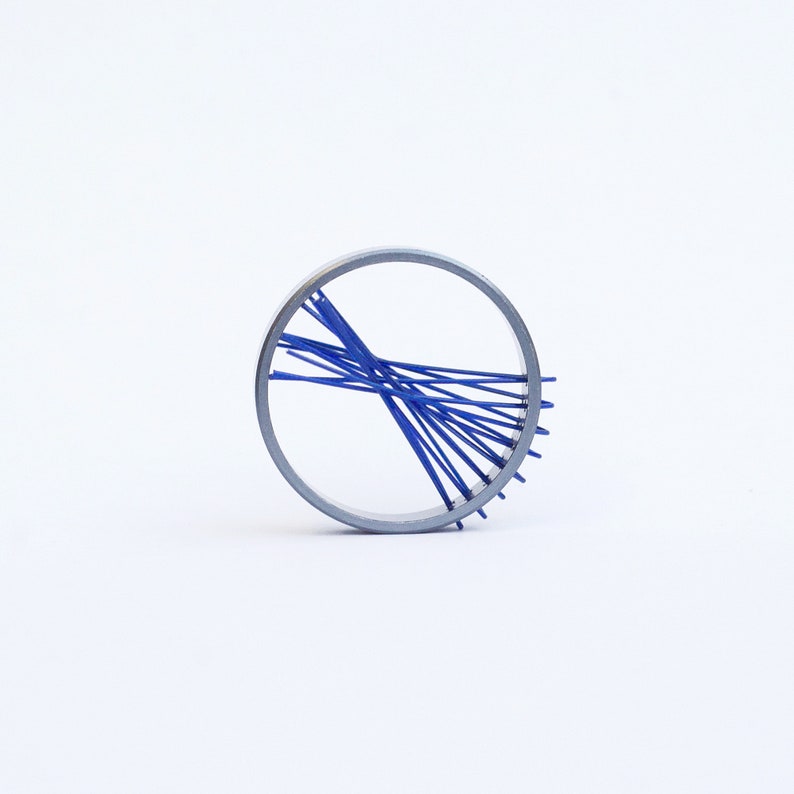 Anillo único, audaz, atrevido. Joyería contemporánea, de referencias arquitectónicas y cinéticas. Anillo moderno, regalo para arquitectos. Blue