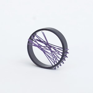 Anillo único, audaz, atrevido. Joyería contemporánea, de referencias arquitectónicas y cinéticas. Anillo moderno, regalo para arquitectos. Purple