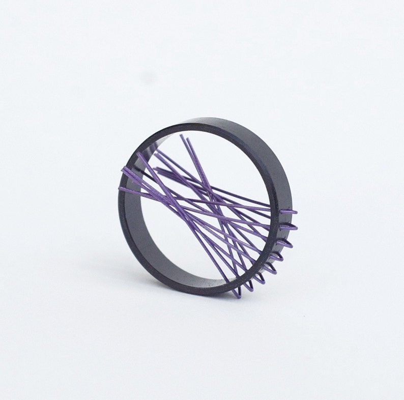 Anillo único, audaz, atrevido. Joyería contemporánea, de referencias arquitectónicas y cinéticas. Anillo moderno, regalo para arquitectos. Purple