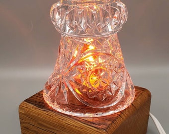 Jarrón de cristal tallado facetado, fabricado en roble recuperado de granero. Luces nocturnas eléctricas.