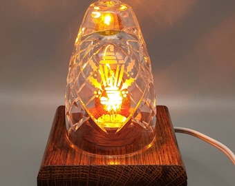 Lámpara de noche de roble recuperado de granero ~ Eléctrica ~ Cristal facetado ~ Campana navideña de 1984