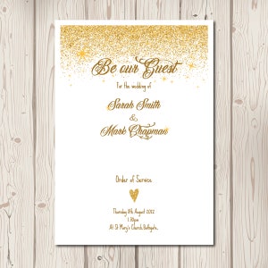 Puede incluir: Invitaci&oacute;n de boda con purpurina dorada con el texto "Be our Guest" para la boda de Sarah Smith y Mark Chapman. La invitaci&oacute;n incluye la fecha, la hora y el lugar de la ceremonia de boda.