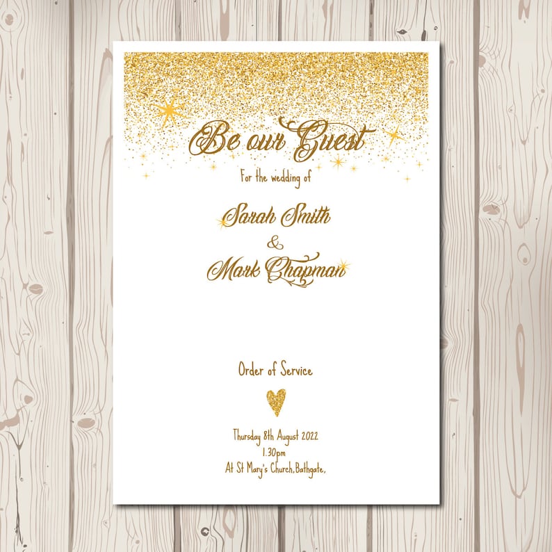 Puede incluir: Invitaci&oacute;n de boda con purpurina dorada con el texto "Be our Guest" para la boda de Sarah Smith y Mark Chapman. La invitaci&oacute;n incluye la fecha, la hora y el lugar de la ceremonia de boda.