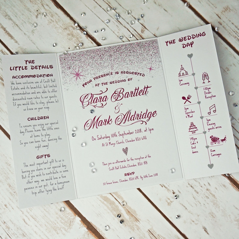 Puede incluir: Una invitaci&oacute;n de boda con un fondo de purpurina rosa. La invitaci&oacute;n es para Clara Bartlett y Mark Aldridge. La boda tendr&aacute; lugar el s&aacute;bado 10 de septiembre de 2018 a la 1 pm en la iglesia de St. Mary's en Clarenden, BS21 GAU. La recepci&oacute;n se llevar&aacute; a cabo en Croft Hall Estate en Clarenden, BS21 1RA. RSVP antes del 10 de junio de 2018.