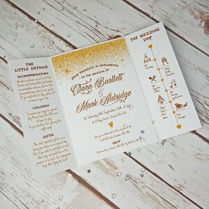 Puede incluir: Invitaci&oacute;n de boda con purpurina dorada sobre fondo blanco. La invitaci&oacute;n incluye los nombres de Clara Bartlett y Mark Aldridge, la fecha de la boda y la ubicaci&oacute;n de la ceremonia y la recepci&oacute;n. La invitaci&oacute;n tambi&eacute;n incluye una l&iacute;nea de tiempo de los eventos del d&iacute;a de la boda.
