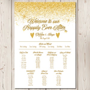 Puede incluir: Un plano de asientos de boda blanco con purpurina dorada y estrellas. El plano enumera los nombres de los invitados y sus mesas asignadas, cada una nombrada con un cuento de hadas de Disney. El plano est&aacute; titulado "Bienvenido a nuestro Felices para siempre" con la fecha "14 de agosto de 2021".