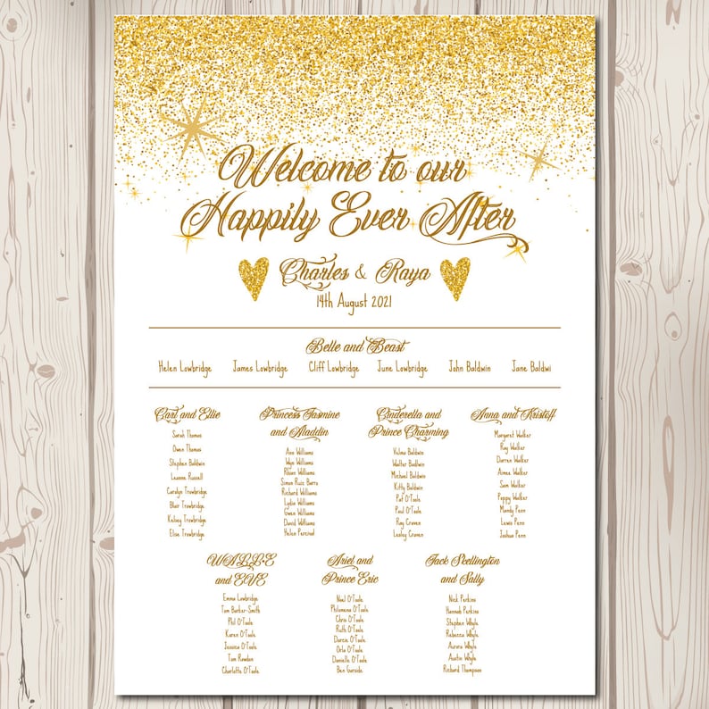 Puede incluir: Un plano de asientos de boda blanco con purpurina dorada y estrellas. El plano enumera los nombres de los invitados y sus mesas asignadas, cada una nombrada con un cuento de hadas de Disney. El plano est&aacute; titulado "Bienvenido a nuestro Felices para siempre" con la fecha "14 de agosto de 2021".