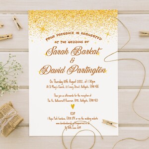 Puede incluir: Invitaci&oacute;n de boda con purpurina dorada sobre fondo blanco. La invitaci&oacute;n dice "Se solicita su presencia en la boda de Sarah Barkat & David Partington" con la fecha y hora de la boda y la ubicaci&oacute;n de la ceremonia y la recepci&oacute;n. La informaci&oacute;n de RSVP se incluye en la parte inferior de la invitaci&oacute;n.