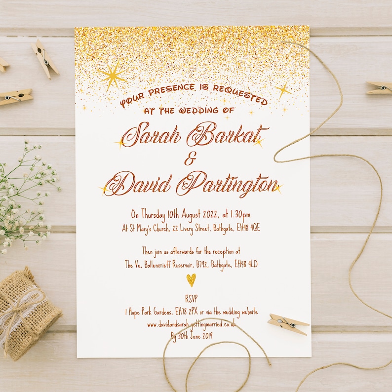 Puede incluir: Invitaci&oacute;n de boda con purpurina dorada sobre fondo blanco. La invitaci&oacute;n dice "Se solicita su presencia en la boda de Sarah Barkat & David Partington" con la fecha y hora de la boda y la ubicaci&oacute;n de la ceremonia y la recepci&oacute;n. La informaci&oacute;n de RSVP se incluye en la parte inferior de la invitaci&oacute;n.