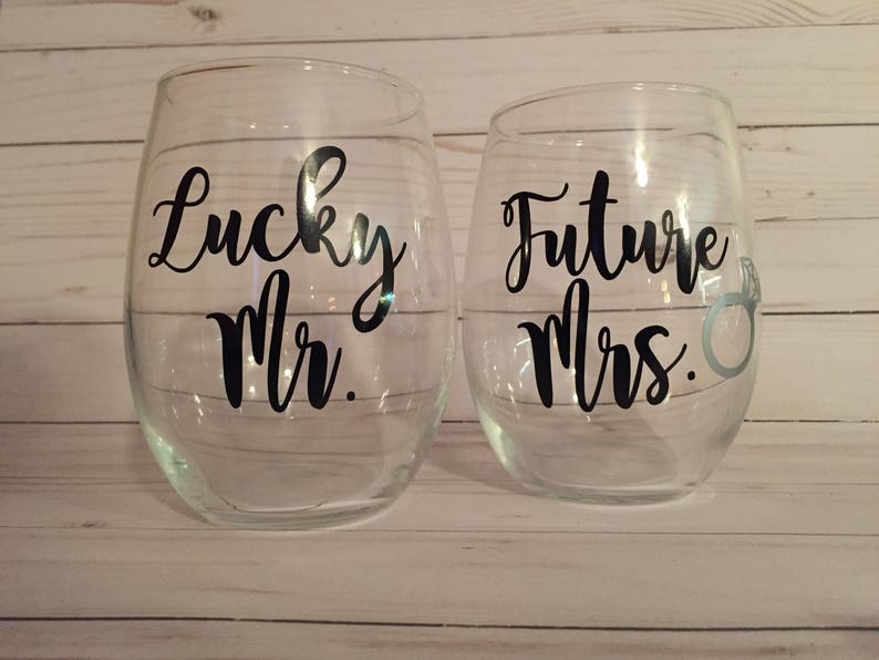 Mr. Right and Mrs. Always Right Wine Glasses von Triple Giff | Acheter sur