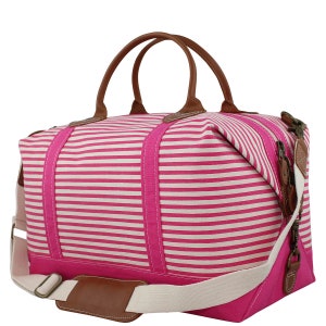 Pu&ograve; includere: Borsa da viaggio in tela a righe rosa e bianche con manici e finiture in pelle marrone. La borsa ha una chiusura a zip e una tracolla.