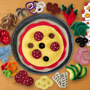 Könnte beinhalten: Eine gehäkelte Pizza mit verschiedenen Belägen, darunter Peperoni, Oliven und Pilze, umgeben von gehäkelten Zutaten wie Paprika, Zwiebeln und Avocadoscheiben. Ein Pizza-Bestellformular ist ebenfalls enthalten.