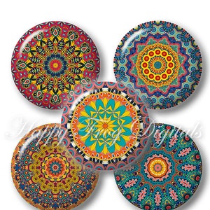 Puede incluir: Cinco posavasos redondos, coloridos y decorativos con intrincados diseños de mandalas. Los posavasos presentan una variedad de colores, incluyendo rojo, azul, amarillo, verde y naranja.