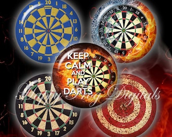 Puede incluir: Cinco diseños de diana de dardos redondos con diferentes temas. Una diana de dardos es azul y amarilla, una es negra y blanca, una es roja y blanca, una es negra y blanca con llamas y una es negra y blanca con el texto "Keep Calm and Play Darts".
