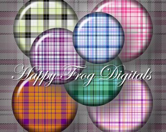 Puede incluir: Seis botones redondos, brillantes y coloridos con un patrón de cuadros. Los botones están dispuestos en círculo con el texto "Happy Frog Digitals" en el centro.