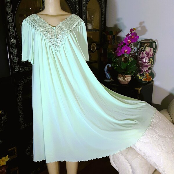 Vintage Plus Size 2X Baby Doll Nightgown in Mint Green Embroidered Crocheted Lace Front Bodice Bust 46 to 50 Inches