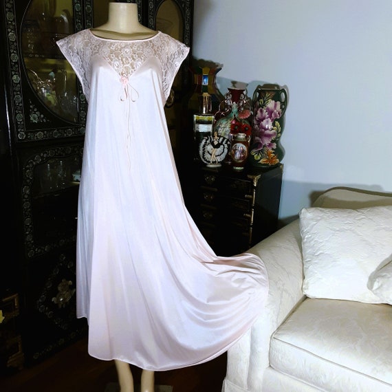 Vintage 1960s Simple and Classic Nightgown in Bab… - image 1