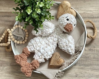 Duck Snuggler Lovey fait main au crochet Duckie Toy Oie blanc cassé pour enfants, cadeau pour bébé, bébé canard Soft Duckie Lovey, jouet de canard neutre entre les sexes