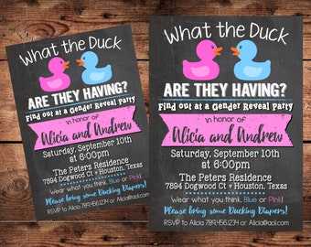 Puede incluir: Invitación a una fiesta de revelación de género en un fondo de pizarra. El texto dice "What the Duck, Are They Having?" con gráficos de patos rosas y azules. Incluye detalles del evento e información RSVP.