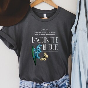 Jacinthe Bleue Women&#39;s Vintage Botanical T-Shirt // Botanical Shirt / Gardening Shirt / Aesthetic T Shirt Design / Gift for Her / BFF Gift