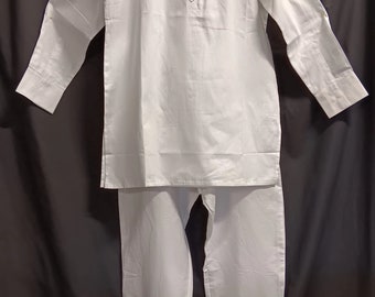 African men's 3pc solid white long sleeve top, pants and kufi cap set. Light weight cotton button neck and sleeve shirt. Sizes-Medium to 3XL