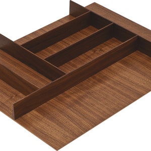 Könnte beinhalten: Ein Bestecktablett aus Holz mit fünf Fächern zum Organisieren von Besteck. Das Tablett ist aus dunkelbraunem Holz mit natürlicher Maserung.