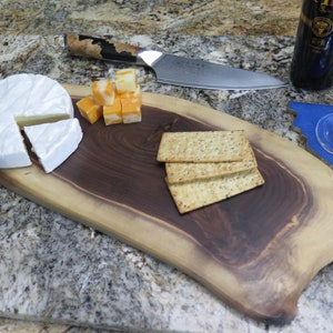 Natürliche Kante Oval Nussbaum Charcuterie Board, Käse-Board, Servieren Tablett Schneidebrett 10 x 20 benutzerdefinierte Größen, moderne Live-Rand-Display-Board
