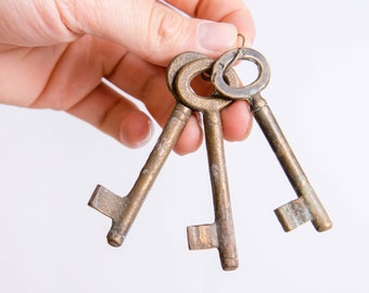 Old Metal Skeleton Keys - set of 3, Vintage Skeleton Keys, Rustic Home Decor Finds, Rustic Keys, Copper, Rust, Metallic