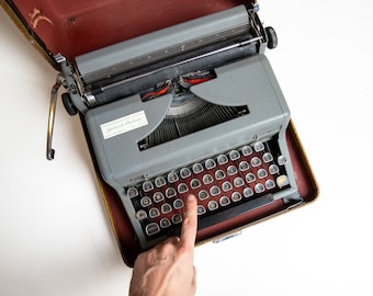 Vintage Circa 1950s Royal Quiet Deluxe Typewriter: A Timeless Classic for the Modern Home