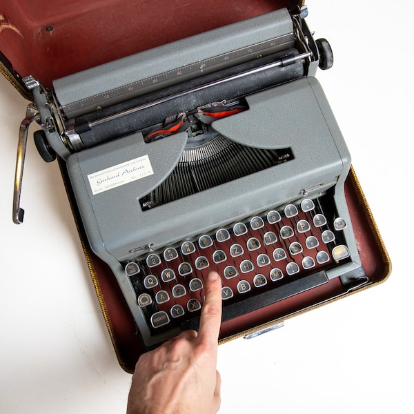 Vintage Circa 1950s Royal Quiet Deluxe Typewriter: A Timeless Classic for the Modern Home