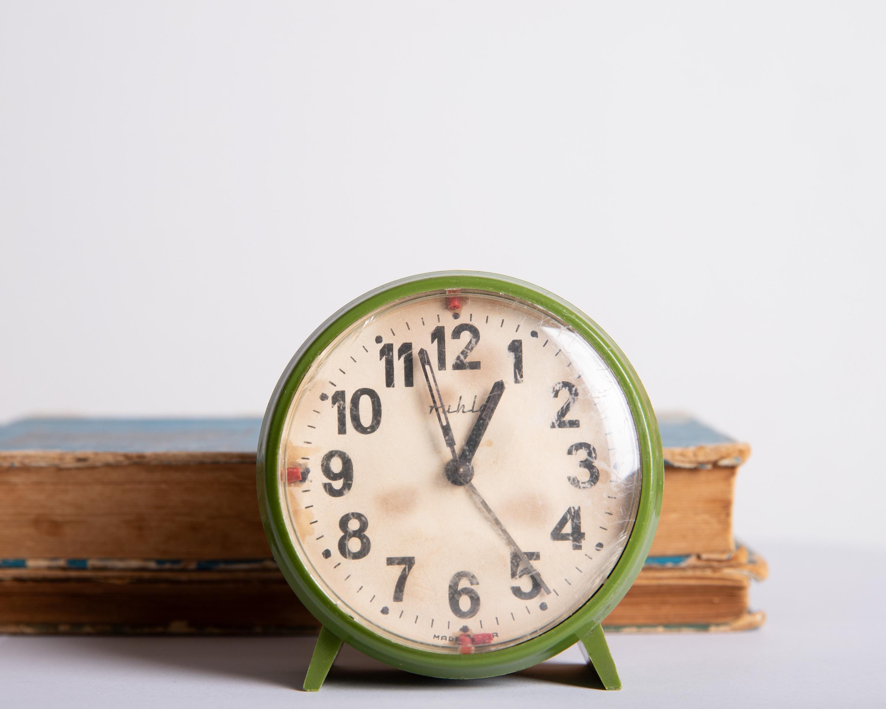 希少！稼動品　東ドイツ　ruhla 置き時計　目覚まし　アンティーク　GDR 希少！稼動品 東ドイツ ruhla 置き時計 目覚まし アンティーク