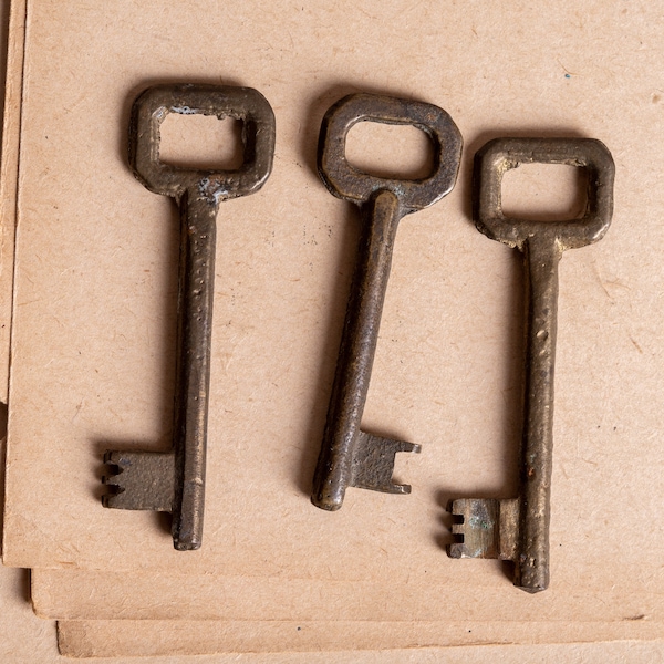 Old Metal Skeleton Keys - set of 3, Vintage Skeleton Keys, Rustic Home Decor Finds, Steampunk Rustic Keys, White Cream Medical