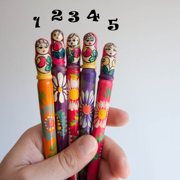 Cadeau de Noël, Bas de Noël, Cadeau pour les moins de 15 ans, Stylo souvenir soviétique - Poupée Matryoshka, Stylo à bille en bois, Stylo en bois peint à la main,