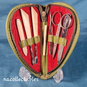 Set de Manucure, Travelling, dans un Étui Zippé en Cuir Vert, 1960&#39;s