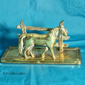 Estantería para cartas, caballo y valla de latón, década de 1950
