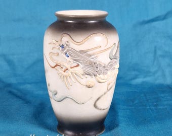 Vaso para botão de flor, cerâmica japonesa Moriage Dragonware, década de 1950.
