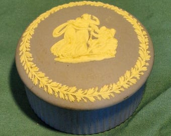 Pudełko na drobiazgi Wedgwood Blue Jasperware z pokrywką