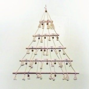 Sapin de Noël scandinave en macramé à suspendre ; Meilleur présentoir à cartes décoratif écologique non blanchi pour un luxe confortable