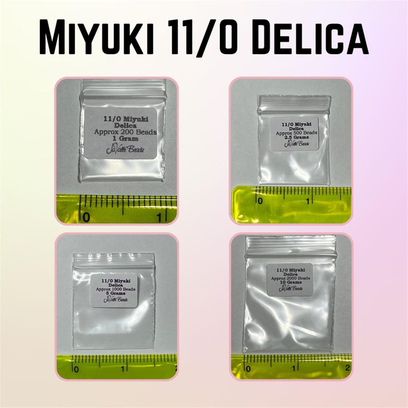Pu&ograve; includere: Quattro sacchetti di plastica trasparente contenenti perline Miyuki 11/0 Delica. I sacchetti sono etichettati con il numero di perline e il peso delle perline in grammi. I sacchetti sono allineati su un righello giallo.