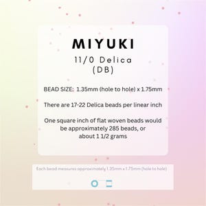 Pu&ograve; includere: Un cartoncino bianco con testo nero che descrive le perline Miyuki 11/0 Delica. Il cartoncino include la dimensione della perlina, 1,35 mm x 1,75 mm, e il numero di perline per pollice lineare, 17-22. Il cartoncino indica anche che un pollice quadrato di perline intrecciate piatte sarebbe approssimativamente 285 perline, o circa 1,5 grammi.