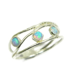 Opalring. Ring aus Sterlingsilber mit Opalen. Geburtstagsgeschenk für sie. romantische Geschenkideen. Jeder Tag klingelt. Opalschmuck