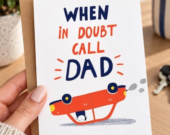 Puede incluir: Una tarjeta de felicitación blanca con un sobre marrón que presenta el texto WHEN IN DOUBT CALL DAD en azul y naranja. Debajo del texto hay una ilustración de un coche rojo volcado con un pequeño personaje dentro y humo de escape gris.