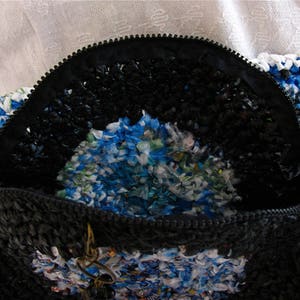 Recycled plastic shoulder bag, Peace on Earth hand crocheted,Eco Friendly purse with zipper, Zero Waste Peace bag immagine 4