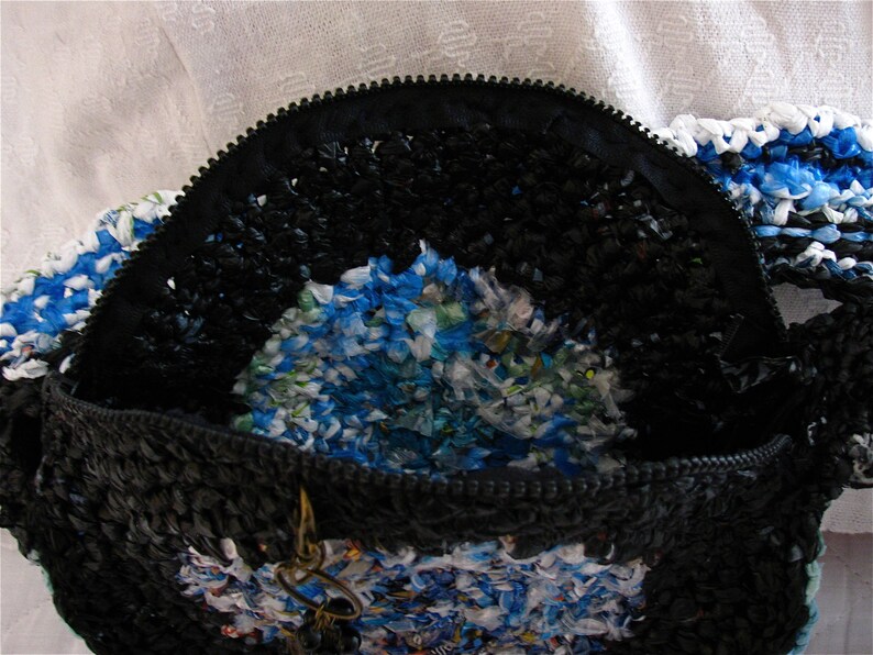 Recycled plastic shoulder bag, Peace on Earth hand crocheted,Eco Friendly purse with zipper, Zero Waste Peace bag immagine 4