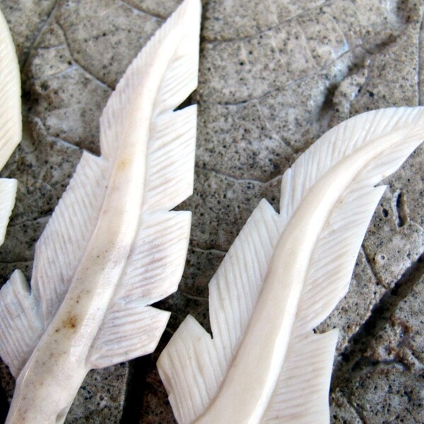 Envío gratuito tallada colgante de pluma hueso o asta de ciervo / tallada colgante tribal / colgante de asta / collar de plumas