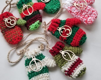 Ships in April/ Green and red advent mitten garland  / Christmas colors numbered advent calendar / Christmas bunting