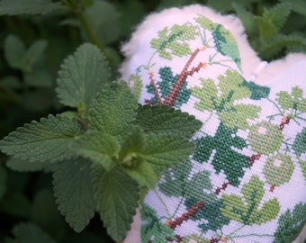 Decorative heart gooseberry in cross stitch by Rosa4052 after an embroidery pattern by Gerda Bengtsson
